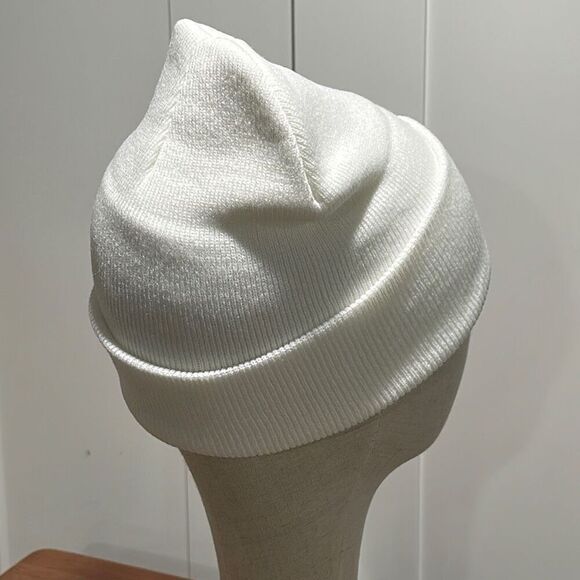 Brand New!! Skeleton hand peace sign beanie - Picture 4 of 5